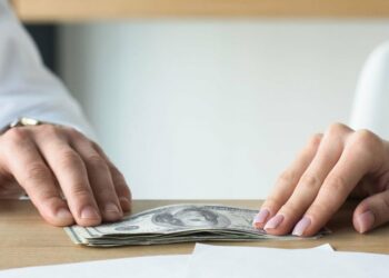 Камчыбек Ташиев сотторго параны адвокаттар ташып жатканын айтты