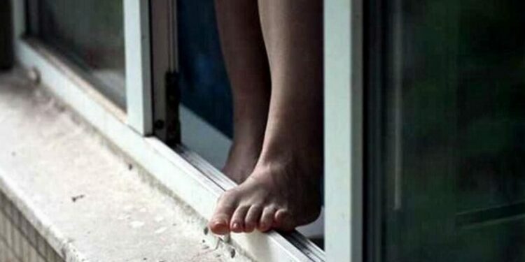 Жалал-Абадда мектептин 2-кабатынан секирген окуучу. Мугалим өз чындыгын айтты