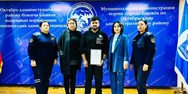 Таштандыдан ымыркайды таап алган SuperTV’нын каарманы сыйланды