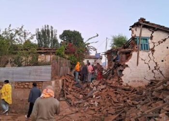 Непалда жер титиреп, 100дөн ашуун киши набыт болду