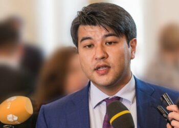 Казакстандын мурдагы экономика министри аялын өлтүрүүгө шектелип кармалды