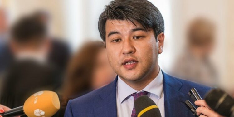 Казакстандын мурдагы экономика министри аялын өлтүрүүгө шектелип кармалды