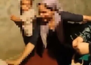 Эгиз балдарын аёосуз сабаган келиндин видеосу тарады. Видеонун Ошто тартылганы айтылууда