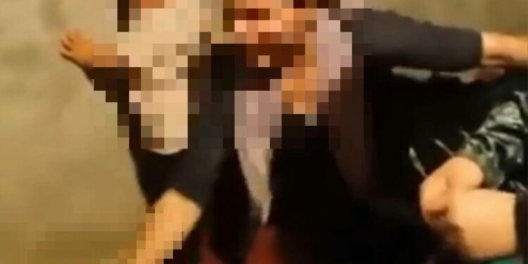 Ошто апасы тарабынан аёосуз сабалган эгиз кыздар азыр кайда? Укук коргоочу жооп берди