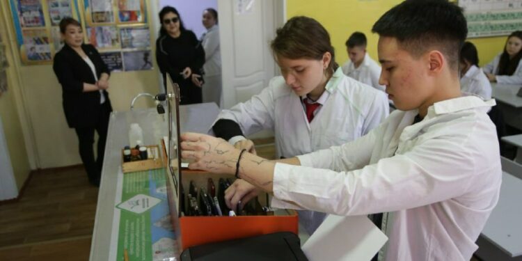 Бишкектеги 22 мектепте окуучулар сабак учурунда телефондорун кутуга салышууда