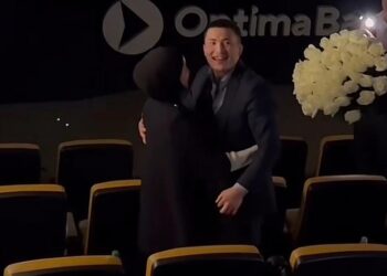 Кезек Акжолдобу? Сыймык Махмудовдун сүйүктүүсүнүн колун сураган видео тарады