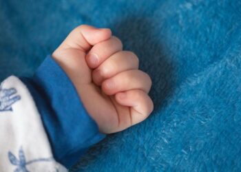 «Баланын атасы абакта». Арча-Бешикте ташталган ымыркайдын апасы үн катты