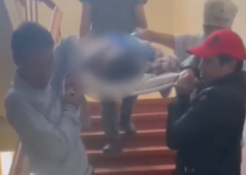 Депутат ооруканада комада жаткан бейтапты тепкичтен көтөрүп түшүрүлгөнүн айтты