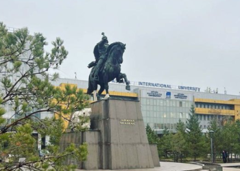 Астанада Манастын эстелиги тургузулду (сүрөт)