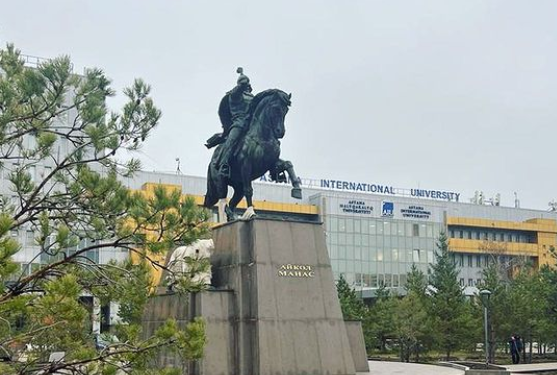 Астанада Манастын эстелиги тургузулду (сүрөт)