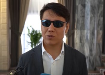 «Аксакал ыйлап келсе кантебиз?». Бекешев сакал менен паранжага айып салуу боюнча пикирин билдирди