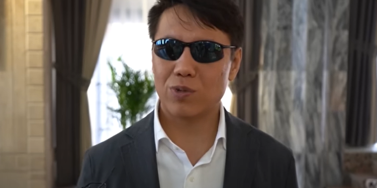 «Аксакал ыйлап келсе кантебиз?». Бекешев сакал менен паранжага айып салуу боюнча пикирин билдирди