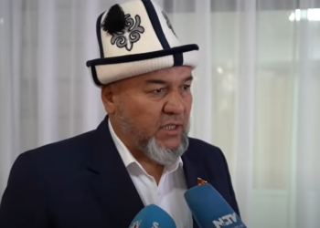 Паранжы менен узун сакал. «Кыска шорта кийген аялдар деле жүрбөйбү» дейт депутат