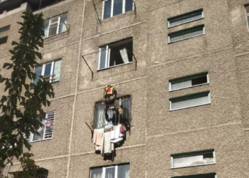 Ошто 2 жана 4 жашар бала бекилип калган батирде калып калган