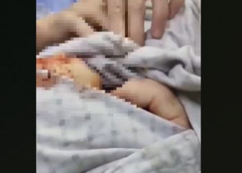 Ташталган ымыркайды дарыгерлерге жеткирген милиция кызматкерлеринин видеосу тарады