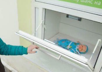 Ташталган ымыркайлар. Депутат Сурабалдиева беби-бокс киргизүүнү сунуштады