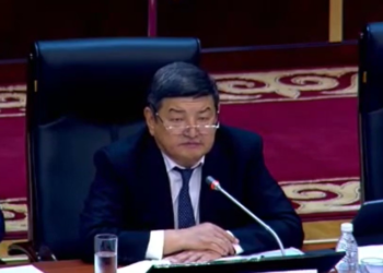 Акылбек Жапаров кийинки жылы кимдердин айлык акысы көтөрүлөрүн айтты