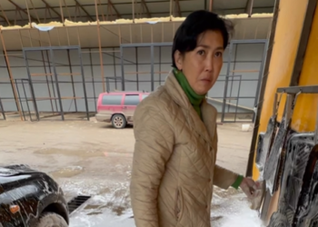 Беткапчан киши күндүз пол жууп, түнкүсүн такси айдаган жалгыз бой энеге жардам берип, ыйлатты