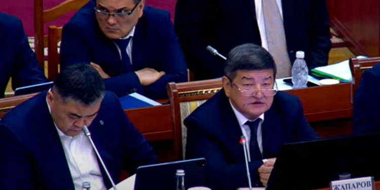 Акылбек Жапаров: «Бала бакча, мектеп, оорукана салам дегендерге жерди бекер беребиз»