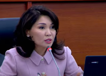 «Чогуу белгилейт окшойбуз». Акылбек Жапаров Жогорку Кеңеште Сурабалдиеваны туулган күнү менен куттуктады