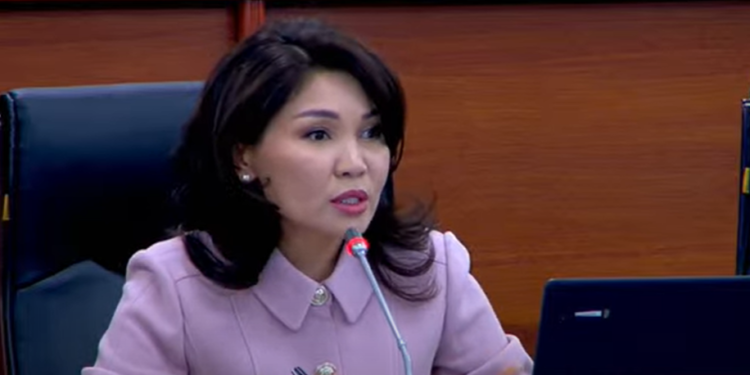 «Чогуу белгилейт окшойбуз». Акылбек Жапаров Жогорку Кеңеште Сурабалдиеваны туулган күнү менен куттуктады