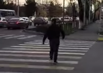 Бишкекте көчөдө 15 жаштагы кызды зордуктоо аракети болгон. Шектүү изделип жатат