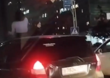 Унаадан белине чейин чыгып алган кыздар. Айдоочу айыпка жыгылды