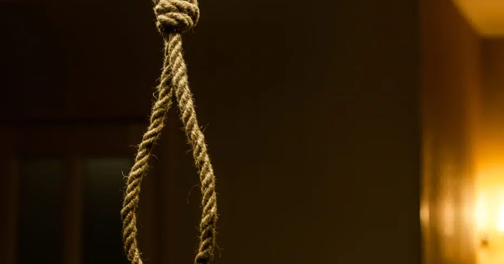 Сокулукта 26 жаштагы келин мал сарайда асынган абалда табылды