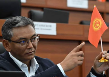 «Ким болсо да жооп бериши керек». Мирлан Самыйкожо анын ордуна башка бирөө желекти өзгөртүүгө “макул” деп добуш берип койгонун айтты