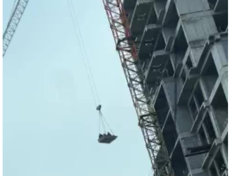 Бишкекте куруучуларды имаратка кран менен көтөрүп жаткан видео тарады