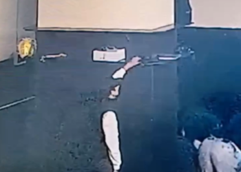 Мечитте 340 миң сом уурдалды. «Унаа сатып алганы бара жаткам» дейт жабырлануучу (видео)