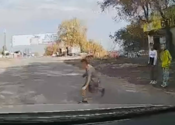 Баланын жолго чуркап чыгып, унаа алдында кала жаздаган видеосу тарады