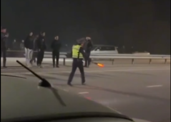 Жол тескөөчүнү сүзүп кете жаздаган айдоочу кармалып, кечирим сурады (видео)