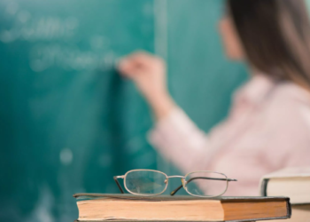 Мугалимдер менен мектеп директорлорунун орточо айлыгы канча?