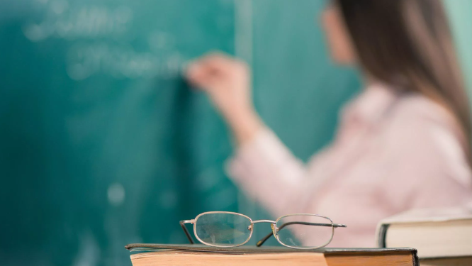 Мугалимдер менен мектеп директорлорунун орточо айлыгы канча?