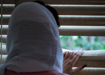 Күйөөсүнүн көзүнө чөп салды деп… Иранда аялды өлүм жазасына өкүм кылышты