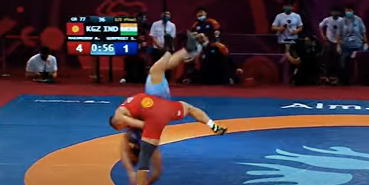 Бириккен күрөш дүйнөсү Акжол Махмудовдун атаандаштарын жерге чаап жаткан видеосун бөлүштү