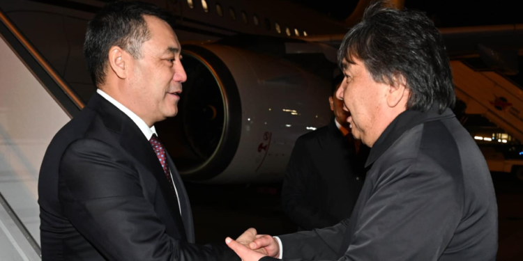 Садыр Жапаровду Парижде Садык Шер-Нияз тосуп алды (сүрөт)