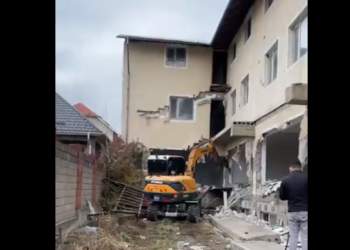 Кара-Жыгач конушундагы 3 кабаттуу имарат буздурулуп жатат (видео)