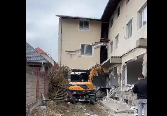 Кара-Жыгач конушундагы 3 кабаттуу имарат буздурулуп жатат (видео)