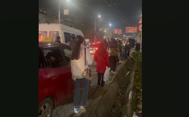 «Элдик кабарчы»: «Бишкектеги кафени бузуу иштери жөө адамдарга ыңгайсыздык жаратып жатат» дейт күбөлөр