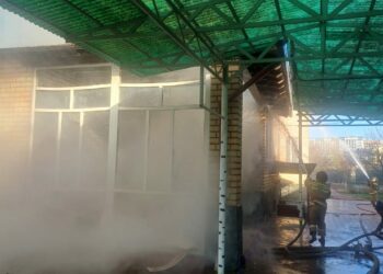 Бишкекте өрттөнгөн үйдү өчүрүү иштери жүрүп жатат (сүрөт)