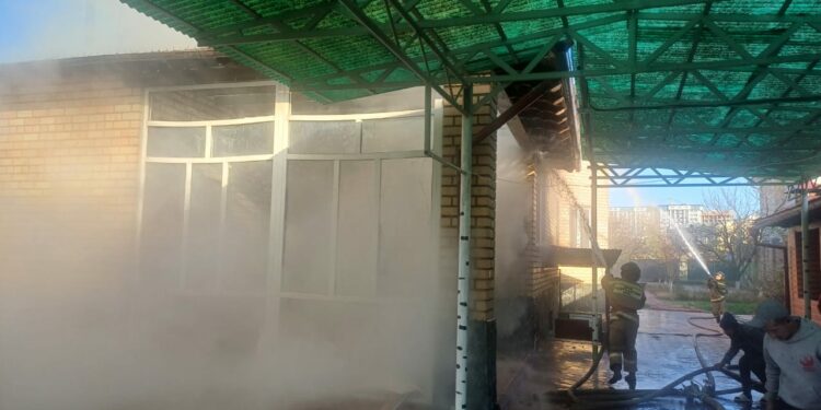 Бишкекте өрттөнгөн үйдү өчүрүү иштери жүрүп жатат (сүрөт)