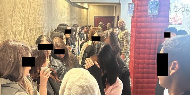 Тышы үлпөт салон, ичи сойкукана… Жаш кыздар официант катары ишке алынган