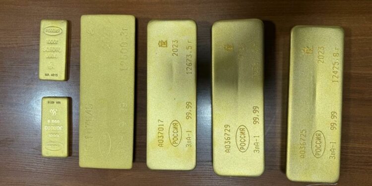 «Манас» аэропортунда 51 килограммдан ашык салмактагы алтын куймаларды алып өтүп бара жаткан чет өлкөлүк кармалды