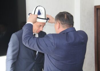 Ташиев Дүйнө чемпиондугунда 1-орунду алган УКМКнын кызматкерине “Эрдик” төш белгисин тапшырды