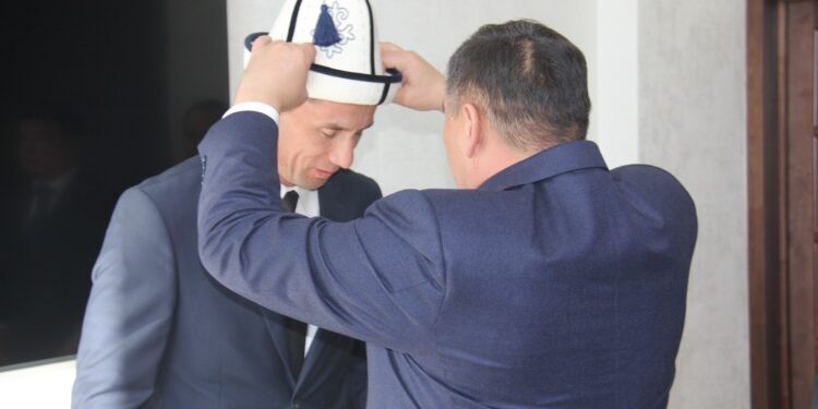 Ташиев Дүйнө чемпиондугунда 1-орунду алган УКМКнын кызматкерине “Эрдик” төш белгисин тапшырды