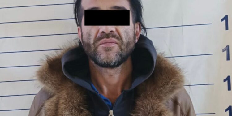 Бишкектин тургуну баңгизат колдонгондорду үйүндө багып, аларга баңгизат саткан