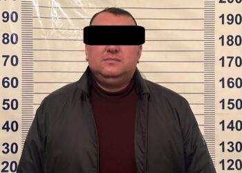 Жер тилке берем деп 2 айылдашын алдап кетүүгө шектүү кармалды