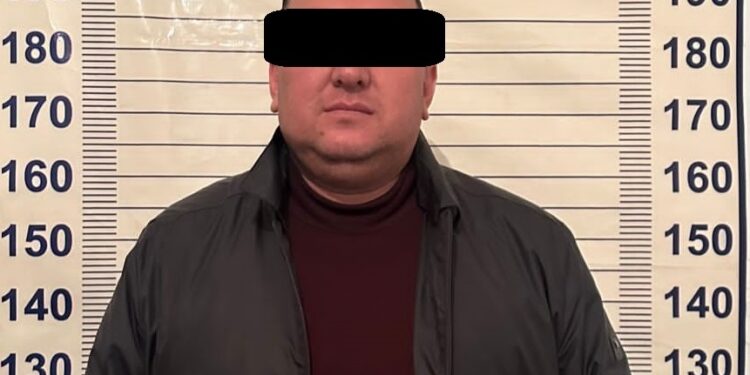Жер тилке берем деп 2 айылдашын алдап кетүүгө шектүү кармалды